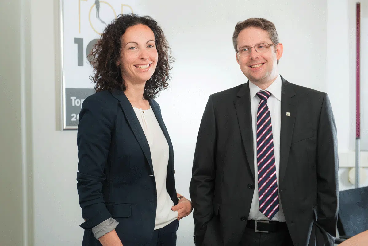 Geschäftsleitung - V.l.n.r.: Dipl.-Ing. (FH) Christian Baumann, Albrecht Baumann, Dr.-Ing.Sybille Hopman Geschäftsleitung - V.l.n.r.: Dr.-Ing.Sybille Hopman, Dipl.-Ing. (FH) Christian Baumann