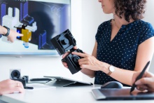 Dr.-Ing. Sybille Hopman mit additiv gefertigtem Bauteil